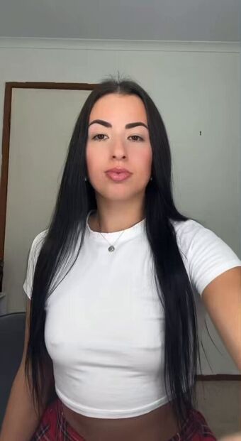 ADior Alastonkuvavuotoja OnlyFansista 9