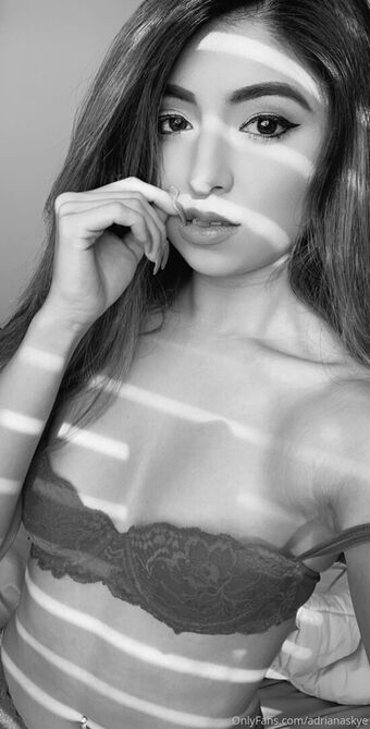 AdrianaSkye Alastonkuvavuotoja OnlyFansista 10