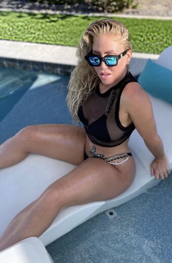 Adrielle Alastonkuvavuotoja OnlyFansista 24