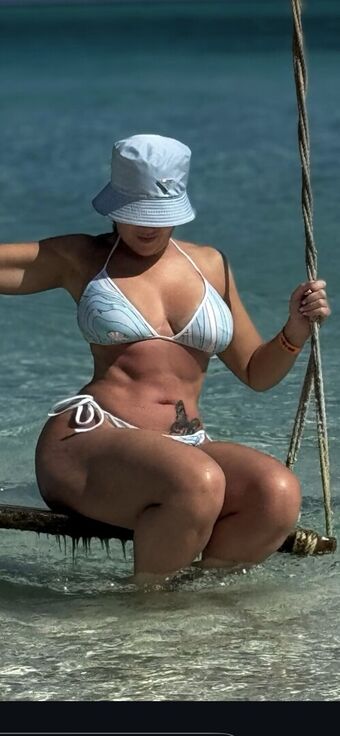Adrielle Alastonkuvavuotoja OnlyFansista 28