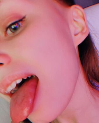 Alisaya Alastonkuvavuotoja OnlyFansista 17