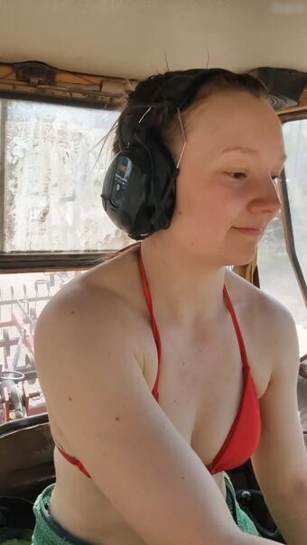 Amski Alastonkuvavuotoja OnlyFansista 18