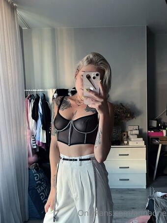 Annaone Alastonkuvavuotoja OnlyFansista 5