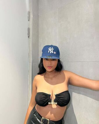 Ayanda Pambo Alastonkuvavuotoja OnlyFansista 10