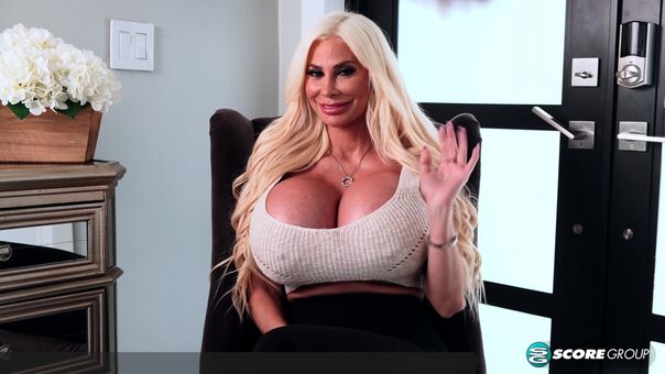 Bombshell Skyler Nicole