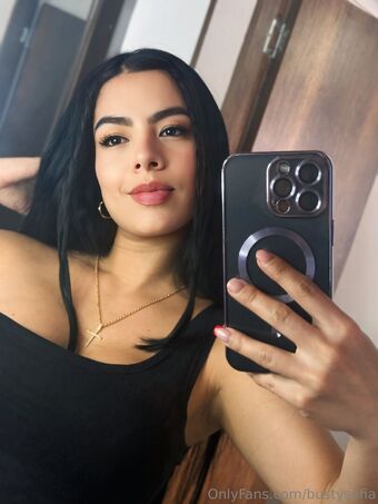 bustysofia Alastonkuvavuotoja OnlyFansista 24