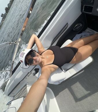 carly Alastonkuvavuotoja OnlyFansista 13