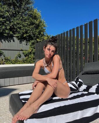 Charli D Alastonkuvavuotoja OnlyFansista 16