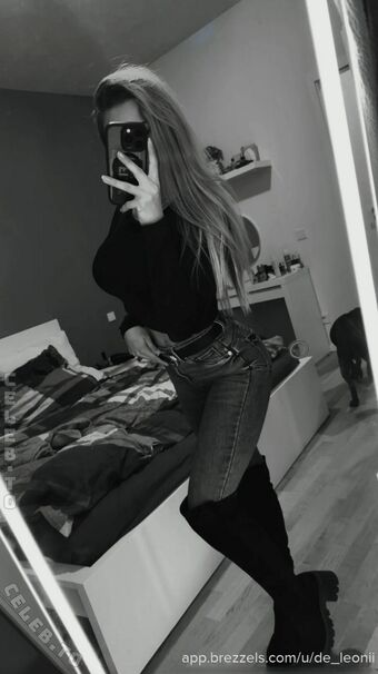 De_leonii Alastonkuvavuotoja OnlyFansista 37