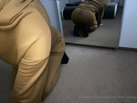 deluxe.feets.booty