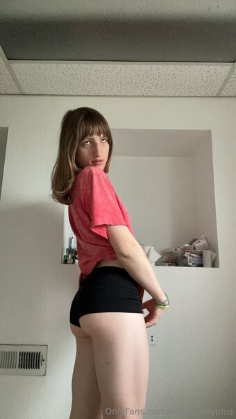 esthergreyplus Alastonkuvavuotoja OnlyFansista 18