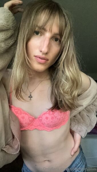 esthergreyplus Alastonkuvavuotoja OnlyFansista 24