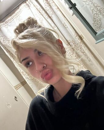 Hollynbanks Alastonkuvavuotoja OnlyFansista 2