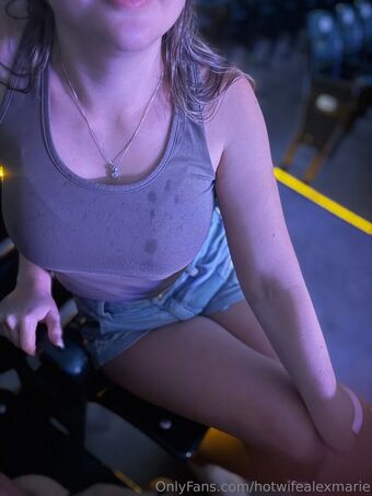 hotwifealexmarie Alastonkuvavuotoja OnlyFansista 7