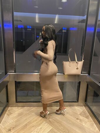 Imani Alastonkuvavuotoja OnlyFansista 18