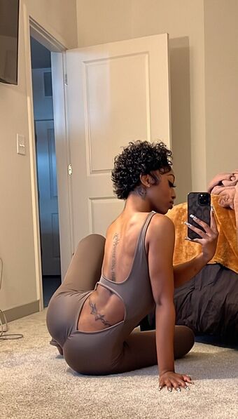 Imani Alastonkuvavuotoja OnlyFansista 19