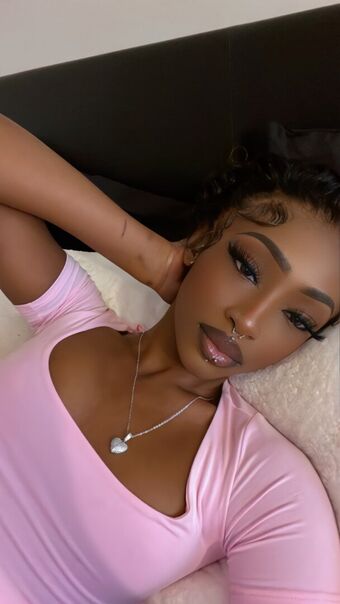 Imani Alastonkuvavuotoja OnlyFansista 20