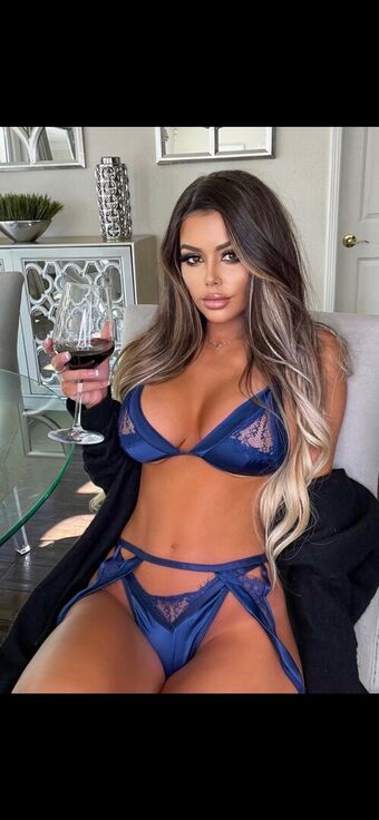 Juli.anneee Alastonkuvavuotoja OnlyFansista 1