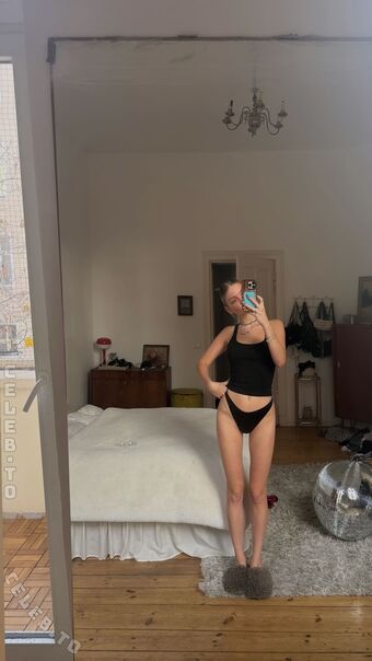 Julia Wulf Alastonkuvavuotoja OnlyFansista 320