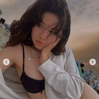 Kariwahh Alastonkuvavuotoja OnlyFansista 37