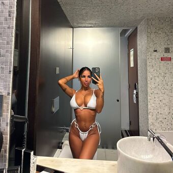 Kika Alastonkuvavuotoja OnlyFansista 19