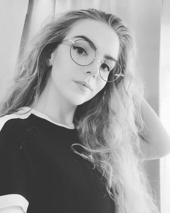 Loeya Alastonkuvavuotoja OnlyFansista 14
