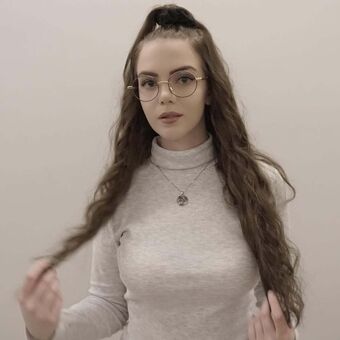 Loeya Alastonkuvavuotoja OnlyFansista 15