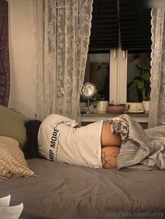 Lonymahony Alastonkuvavuotoja OnlyFansista 50