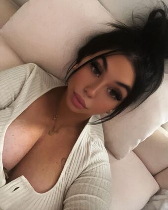 Mbou_ Alastonkuvavuotoja OnlyFansista 2