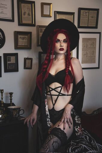 Monsa Isa Alastonkuvavuotoja OnlyFansista 3