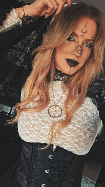 Naguura Alastonkuvavuotoja OnlyFansista 23