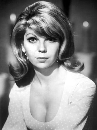 Nancy Sinatra Alastonkuvavuotoja OnlyFansista 7