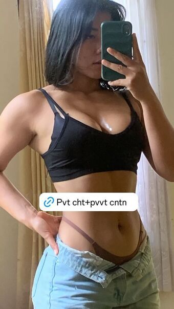 Ni Made Rusmi Alastonkuvavuotoja OnlyFansista 1