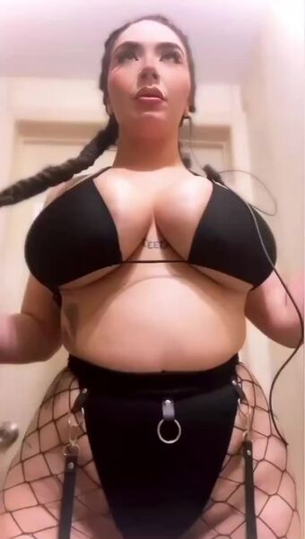 Nicky Nicole Alastonkuvavuotoja OnlyFansista 10