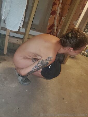 offgridluvshack Alastonkuvavuotoja OnlyFansista 11