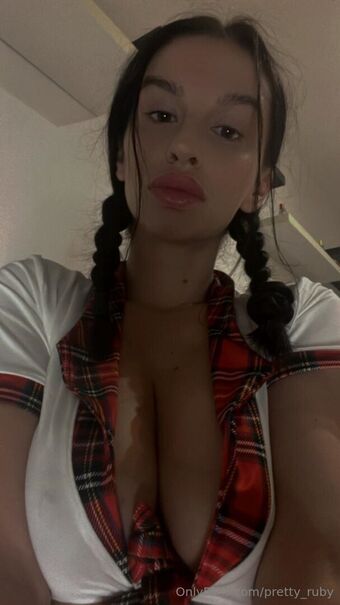 pretty_ruby Alastonkuvavuotoja OnlyFansista 100