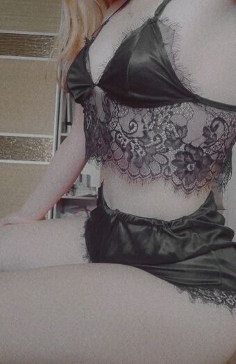 R1nari Alastonkuvavuotoja OnlyFansista 180