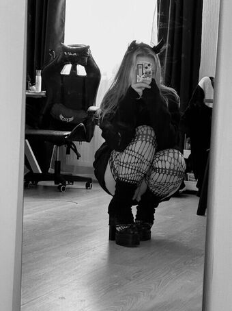 R1nari Alastonkuvavuotoja OnlyFansista 189