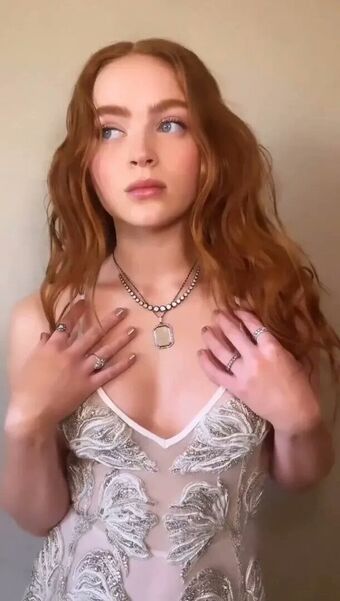 sadiesink Alastonkuvavuotoja OnlyFansista 8