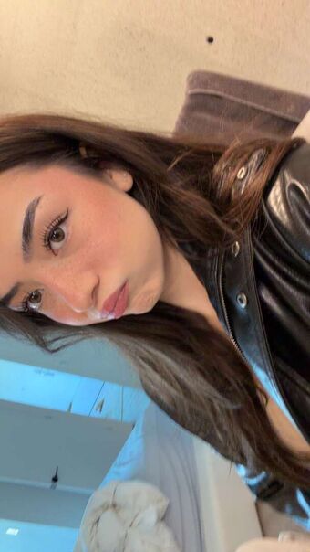 Sakura Shymko Alastonkuvavuotoja OnlyFansista 145