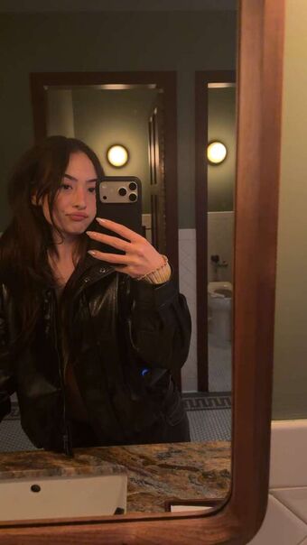 Sakura Shymko Alastonkuvavuotoja OnlyFansista 146