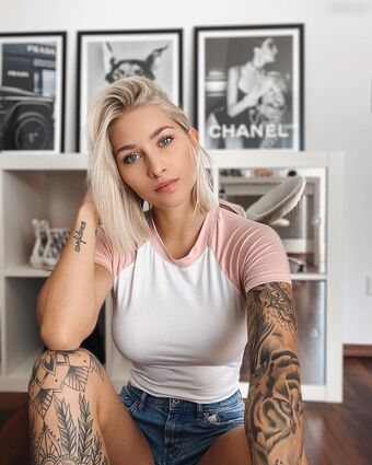 Sandra Peterhoff Alastonkuvavuotoja OnlyFansista 1