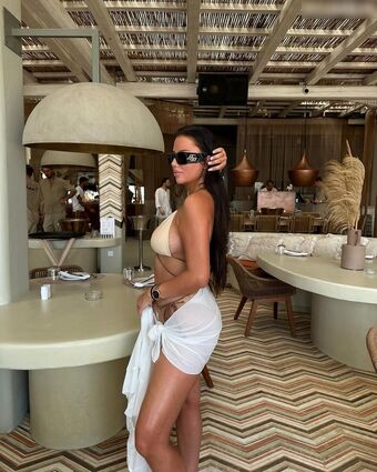 Selinaa Alastonkuvavuotoja OnlyFansista 18