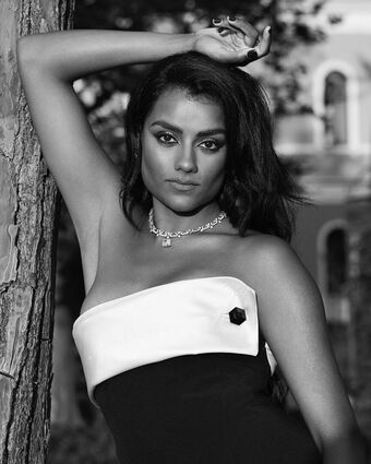 Simone Ashley Alastonkuvavuotoja OnlyFansista 122