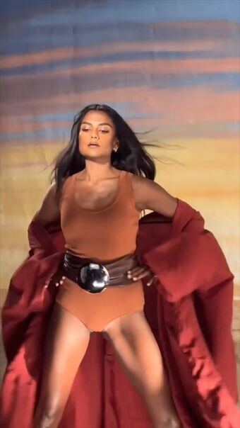 Simone Ashley Alastonkuvavuotoja OnlyFansista 127