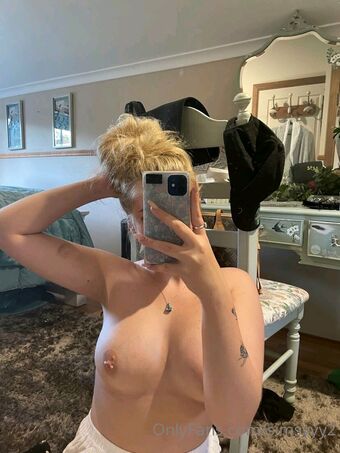 simsyyy__ Alastonkuvavuotoja OnlyFansista 4
