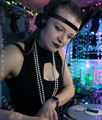 Sintica Alastonkuvavuotoja OnlyFansista 66