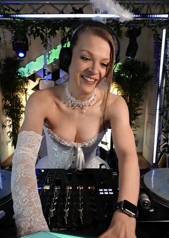 Sintica Alastonkuvavuotoja OnlyFansista 69