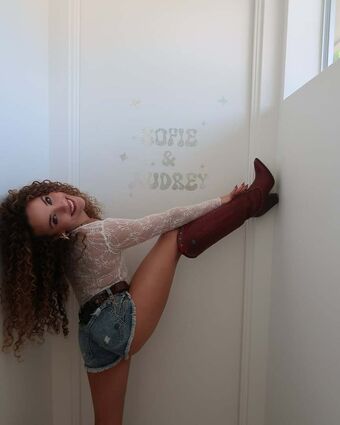 Sofie Dossi