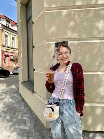 strwbrr Alastonkuvavuotoja OnlyFansista 9